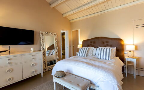 Baia L'Aura 8: Furniture, Bed, Bedroom, Interior Design, Bed Sheet, Bedding, Wood, Ceiling, Linens, Floor
