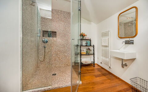 Linera 10: Bathroom, Plumbing Fixture, Interior Design, Flooring, Floor, Plumbing, Lighting, Home, Ceiling, Tile