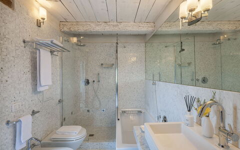 Casa Sant'Elia 7+3: Bathroom, Plumbing Fixture, Flooring, Interior Design, Floor, Tap, Bathroom Sink, Sink, Ceiling, Mirror