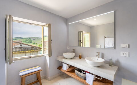 Tenuta Schiavon Barrero 12: Interior Design, Wall, Flooring, Plumbing Fixture, Floor, Ceiling, Lighting, Home, Tap, Bathroom