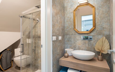 Cottage Dolcevista 4+2: Interior Design, Plumbing Fixture, Flooring, Bathroom, Floor, Tap, Mirror, Lighting, Plumbing, Home