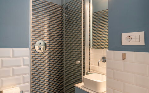 La Scogliera di Sori 5+1: Wall, Bathroom, Flooring, Interior Design, Plumbing Fixture, Floor, Tile, Toilet, Plumbing, Home