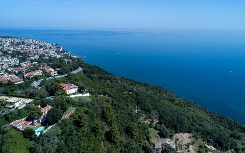 Villa Fiola 8: Water, Body Of Water, Residential Area, Horizon, Coast, Sea, Coastal And Oceanic Landforms, City, Waterway, Landscape