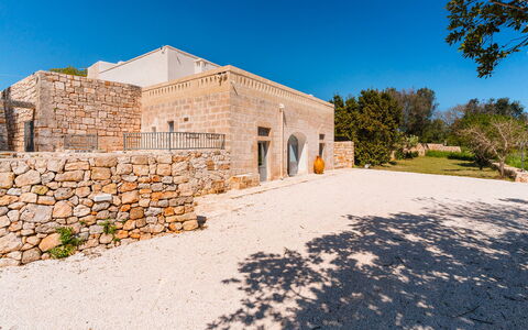 Masseria Grotta Antica 6+2: Sky, Wall, Architecture, Landscape, Estate, Stone Wall, Meteorological Phenomenon, Caravanserai, Hacienda
