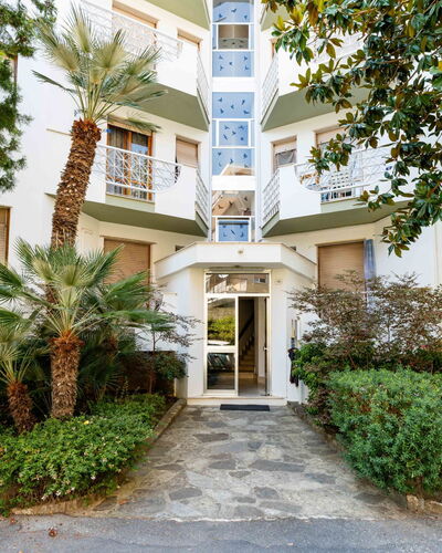 Margherita: Estate, Landscaping, Villa, Hedge, Balcony