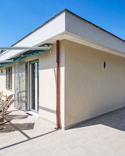 Alda: Estate, Landscaping, Villa, Hedge, Balcony