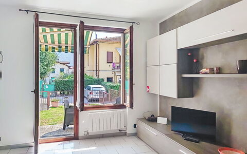 Casa Burli: Flooring, Interior Design, Floor, Home, Apartment, Room, Ceiling, Living Room, Shelving, Hardwood