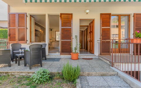 Casa Burli: Door, Floor, Apartment, Balcony, Houseplant, Wood Stain, Flowerpot, Porch, Shade, Hardwood