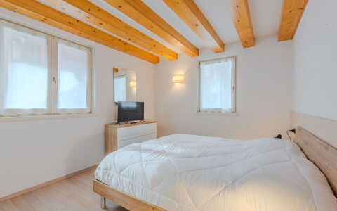 Rugia: Wall, Wood, Interior Design, Flooring, Floor, Ceiling, Bedroom, Home, Wood Flooring, Bed
