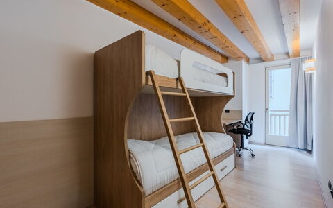 Rugia: Wood, Interior Design, Flooring, Floor, Bedroom, Bed, Ceiling, Wood Flooring, Furniture, Apartment