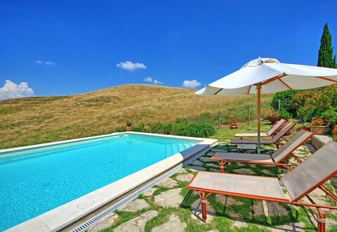 Castelmuzio: Property, Swimming Pool, House, Real Estate, Vacation, Building, Villa, Resort, Leisure, Sunlounger