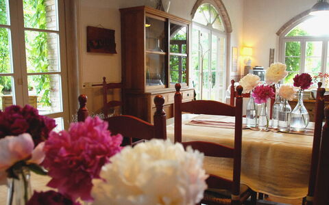 La Cenerara: Furniture, Interior Design, Table, Lighting, Chair, Pink, Room, Home, Dining Room, Cut Flowers