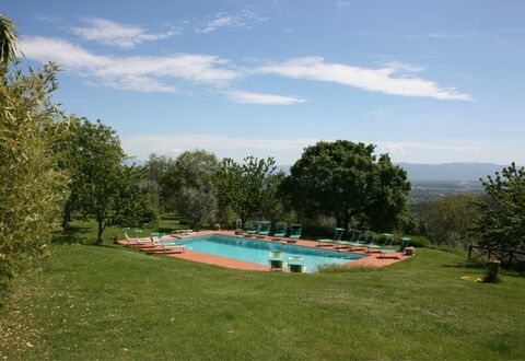 Agriturismo Bevignano: Cloud, Sky, Plant, Swimming Pool, Natural Landscape, Water, Tree, Land Lot, Body Of Water, Shade