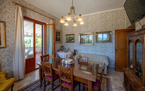 Casa Grion: Interior Design, Flooring, Floor, Home, Room, Ceiling, Wood Stain, Houseplant, Dining Room, Picture Frame