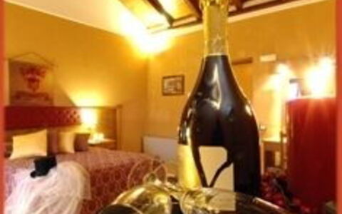 Accommodation:&nbsp;Double Bedroom