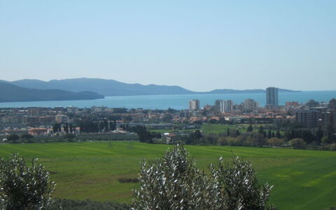 Villa Giulia Follonica: Sky, Skyline, Daytime, Atmospheric Phenomenon, City, Human Settlement, Plain, Grass, Tree, Hill