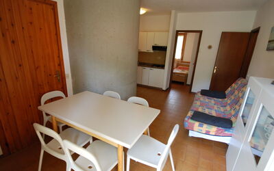 Accommodation:&nbsp;White Star 380.2