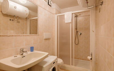Accommodation:&nbsp;Apt 18 270.18