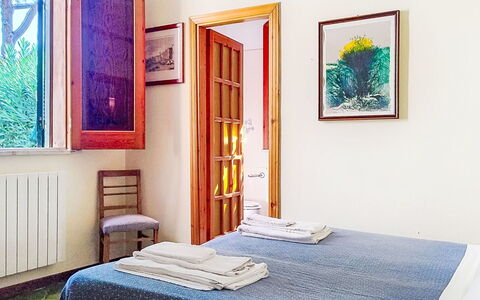 Orchidea: Wood, Interior Design, Home, Wood Stain, Hardwood, Picture Frame, Bedroom, Paint, Bedding, Bed