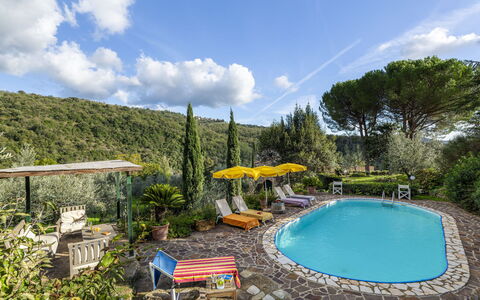 Bigiolo a Melazzano: Water, Cloud, Plant, Sky, Property, Swimming Pool, Nature, Chair, Tree, Outdoor Furniture