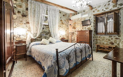 Accommodation:&nbsp;Diamante