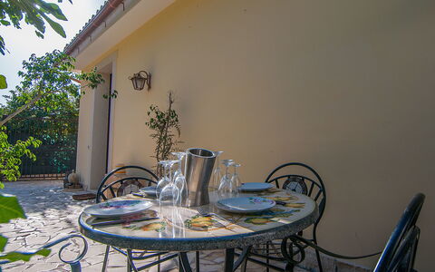 Vista Mare Noto: Property, Room, House, Table, Real Estate, Home, Furniture, Tree, Building, Architecture