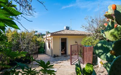 Vista Mare Noto: Property, House, Home, Real Estate, Cottage, Building, Botany, Plant, Tree, Estate