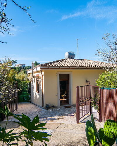Vista Mare Noto: Property, House, Home, Real Estate, Cottage, Building, Botany, Plant, Tree, Estate