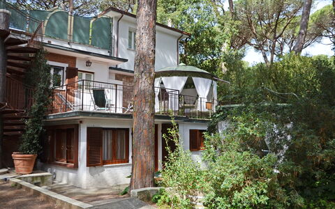 Villa Pineta: Home, Cottage, Porch, Balcony, Estate, Shade, Yard, Backyard, Outdoor Structure, Hacienda